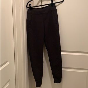 Lululemon black, winter joggers with pockets